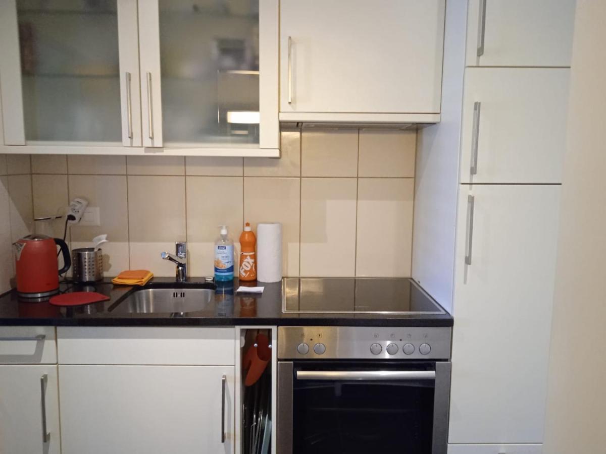 Studio Flat In The Heart Of Zug, Ideal For Solo Travellersアパートメント エクステリア 写真