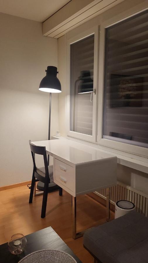 Studio Flat In The Heart Of Zug, Ideal For Solo Travellersアパートメント エクステリア 写真